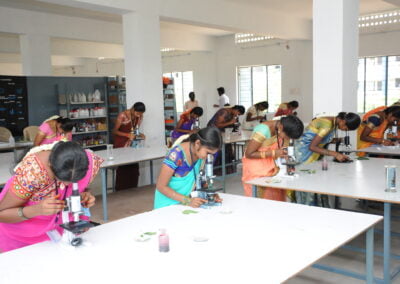 erk college students in lab