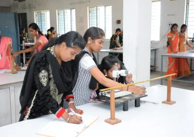 erk college students in lab